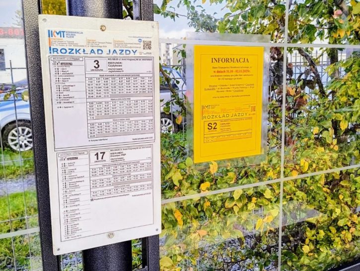 Tablica informacyjna na przystanku autobusowym w Tczewie z rozkładem jazdy i dodatkową informacją o autobusie tymczasowym.