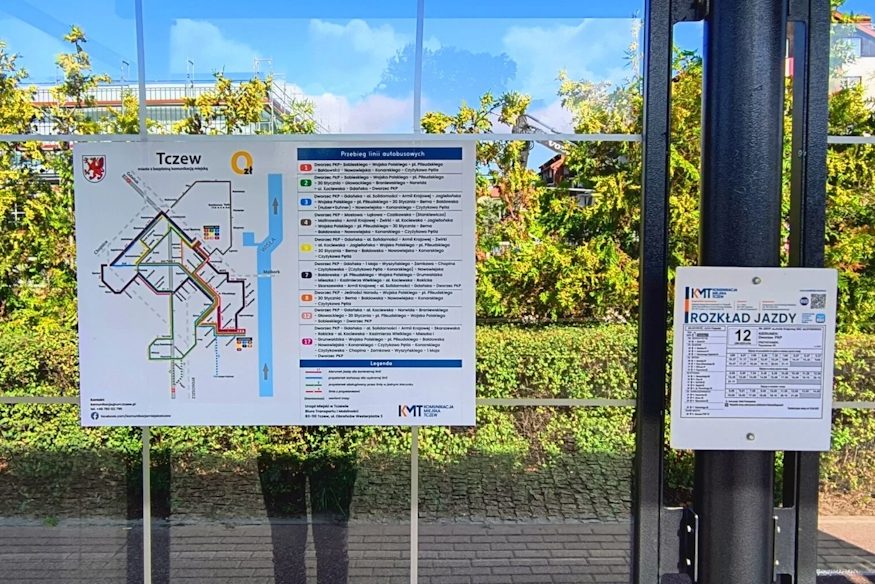 rozklad Tablica informacyjna na przystanku autobusowym w Tczewie z mapą sieci komunikacji miejskiej oraz wykazem linii autobusowych; obok znajduje się rozkład jazdy